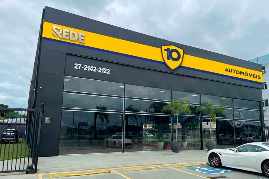 Fachada comercial de concessionária com identidade visual aplicada