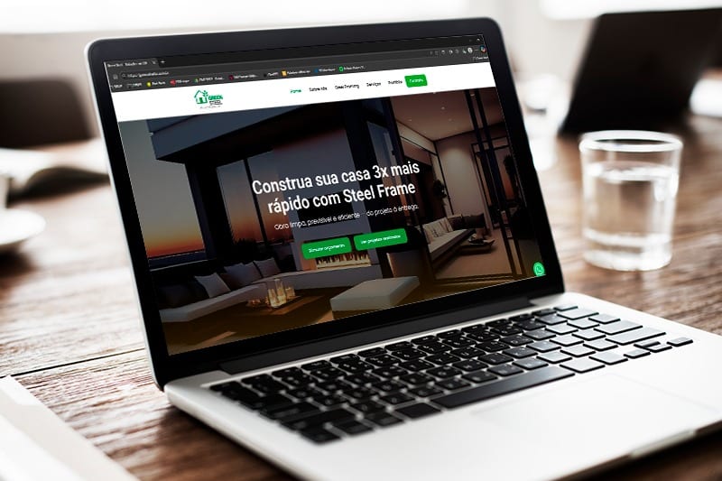 Site institucional aberto em notebook
